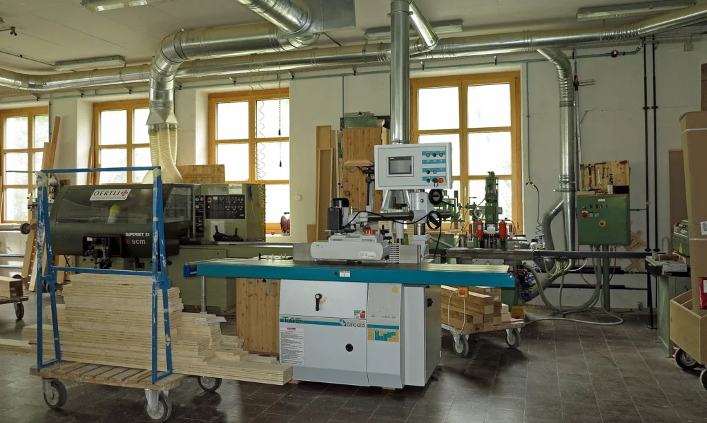 Schreinerei Innenansicht mit Maschinen